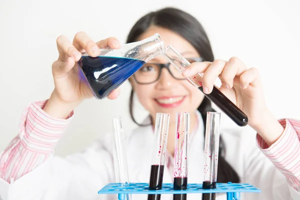 Jonge vrouwelijke wetenschapper bezig experiment in laboratorium — Stockfoto