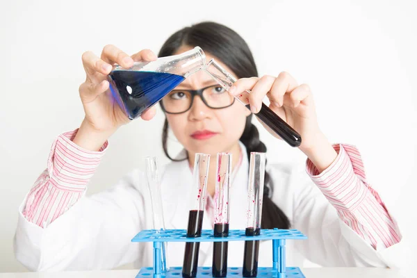 Jonge vrouwelijke wetenschapper in lab — Stockfoto