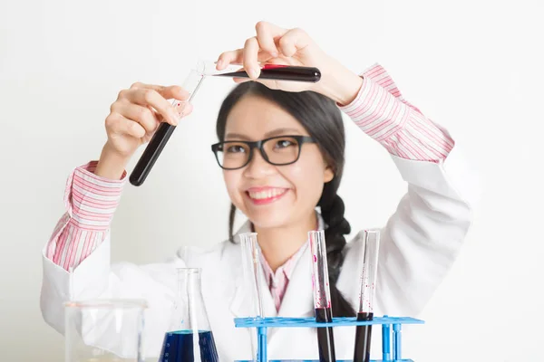 Jovem cientista asiática fazendo experiência — Fotografia de Stock