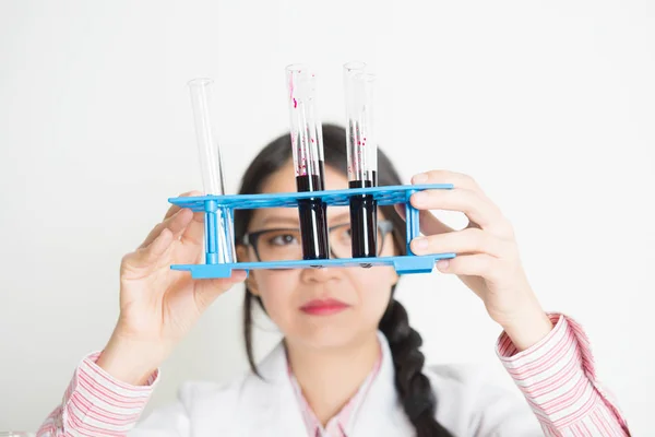 Jovem cientista asiática fazendo pesquisa — Fotografia de Stock