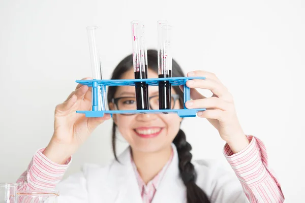 Young Asian female scientist carrying out scientific research — Stock Photo, Image