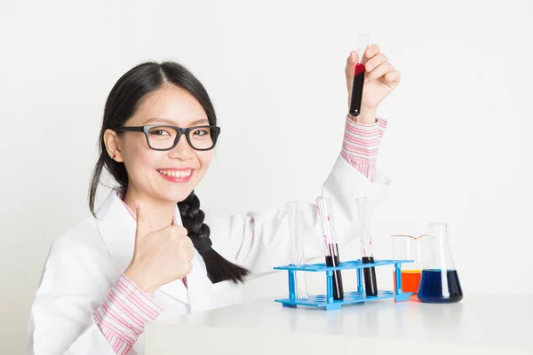 Aziatische vrouwelijke wetenschapper in lab — Stockfoto