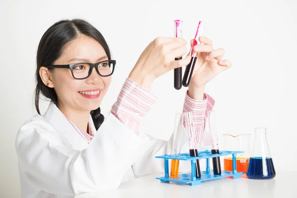 Aziatische vrouwelijke wetenschapper bezig met bloed experiment — Stockfoto