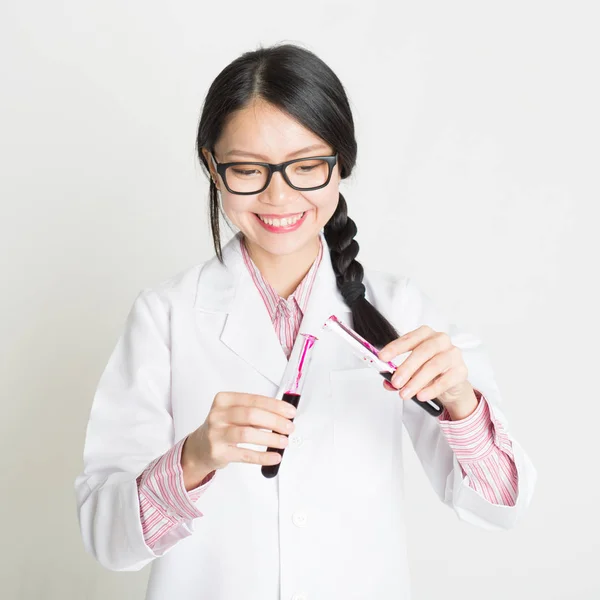 Asian female scientist doing research — Stock Photo, Image