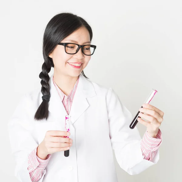 Jovem assistente de laboratório feminino — Fotografia de Stock