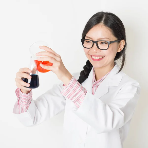 Lab asisstant carrying out scientific research — Stock Photo, Image