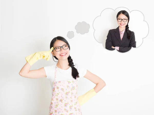 Femme au foyer rêvant de changer d'emploi — Photo