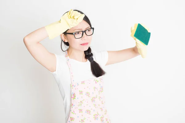 Jovem mulher limpeza com esponja — Fotografia de Stock