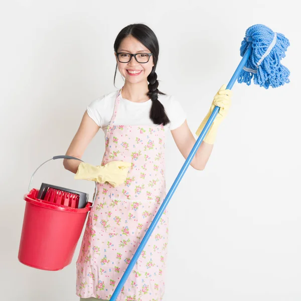 Vrouw reinigen met mop en emmer — Stockfoto