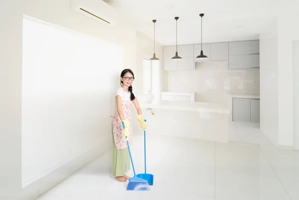 女人用扫帚清洁房子 — 图库照片