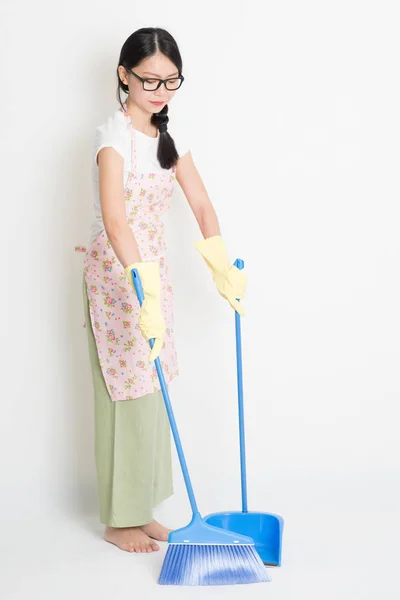 Woman Cleaning floor with broom — Stock Photo, Image