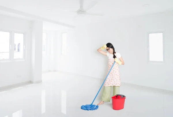 Donna che pulisce casa — Foto Stock