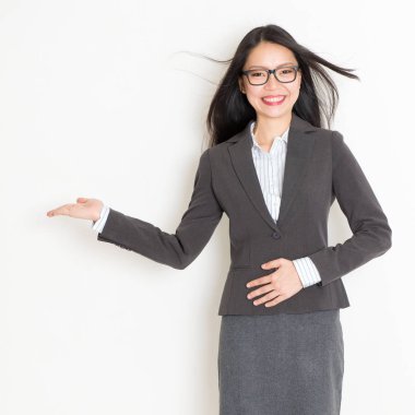 Bir şeyler gösteriyor işkadını el