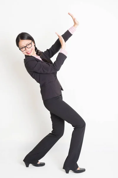 Asiatico businesswoman difendere qualcosa — Foto Stock