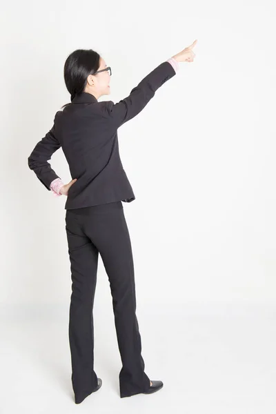 Asiática mujer de negocios apuntando lejos — Foto de Stock