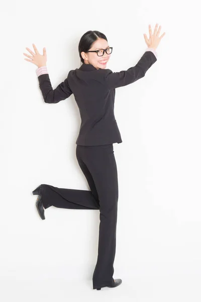 Asiática mujer de negocios manos tocando en pared — Foto de Stock