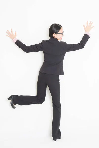 Азиатская бизнесвумен облицована и наклонена стеной — стоковое фото