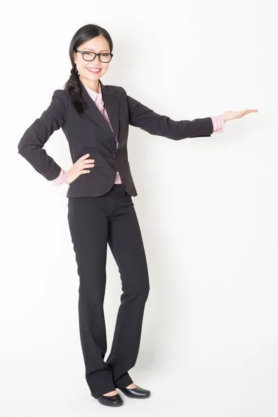 Asiatico businesswoman visualizzando qualcosa — Foto Stock