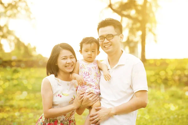 Retrato de família ao pôr do sol ao ar livre — Fotografia de Stock