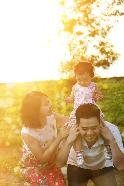 Familia divirtiéndose en el parque al aire libre — Foto de Stock