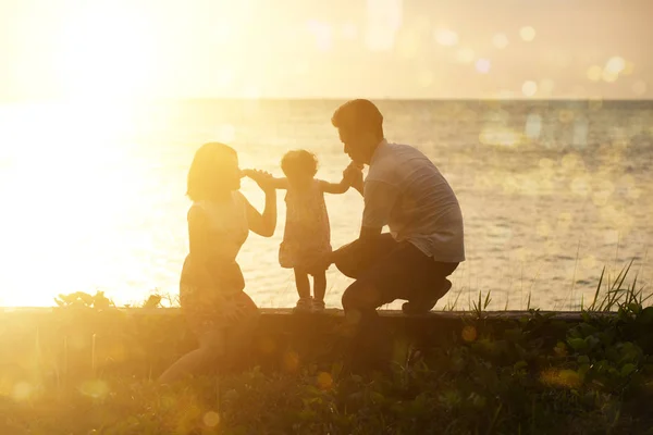 Família diversão ao ar livre ao pôr do sol na praia — Fotografia de Stock