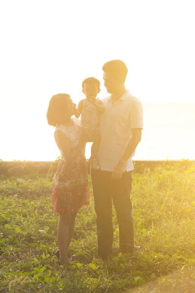 Magnifique portrait de famille en plein air au coucher du soleil — Photo