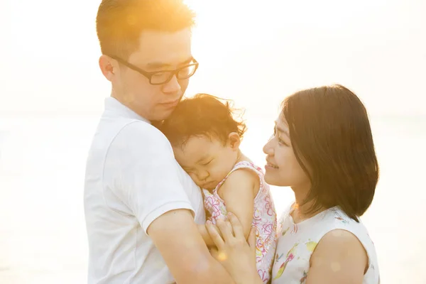 Familienporträt im Freien — Stockfoto