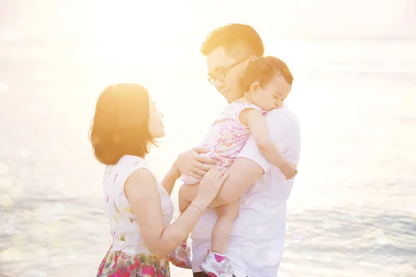 Família desfrutando de férias de verão à beira-mar — Fotografia de Stock
