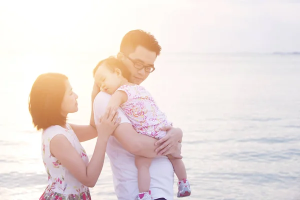 Família desfrutando de férias de verão na costa — Fotografia de Stock