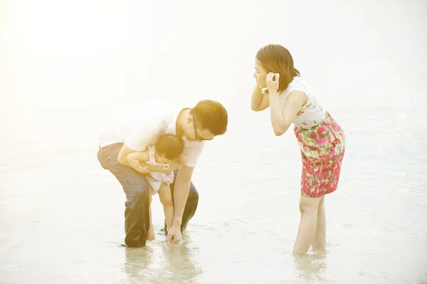 해변에서 노는 가족 — 스톡 사진