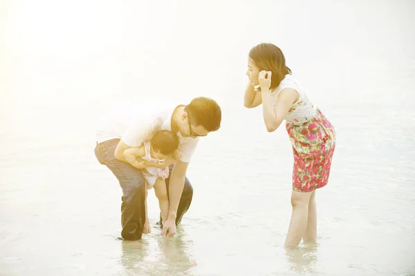 Famille jouant sur la plage — Photo