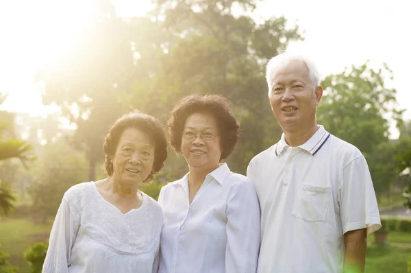 Groupe de personnes âgées — Photo