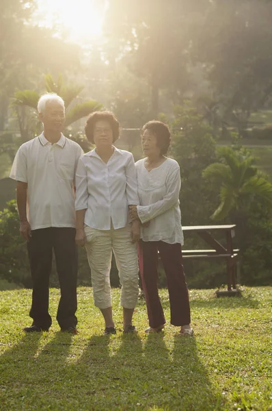 Grupo de idosos asiáticos caminhando no parque ao ar livre — Fotografia de Stock