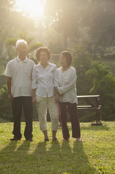 Grupo de ancianos asiáticos caminando en el parque al aire libre —  Fotos de Stock