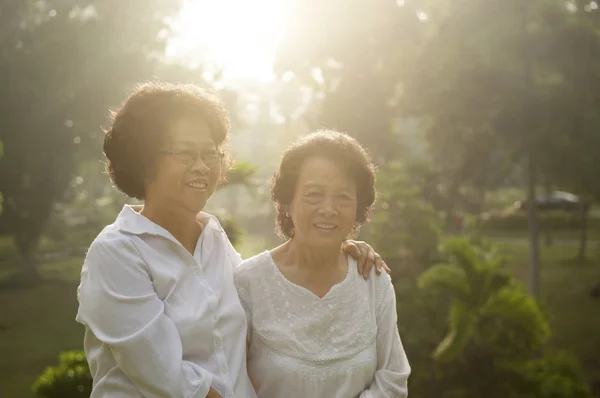 Asiatiska seniorer familj — Stockfoto