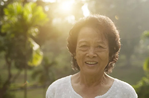 Азиатские пожилые женщины на открытом воздухе — стоковое фото