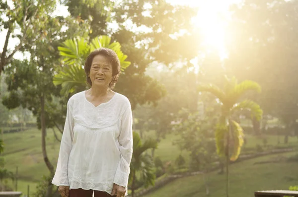 Asya yaşlılar kadın portre — Stok fotoğraf