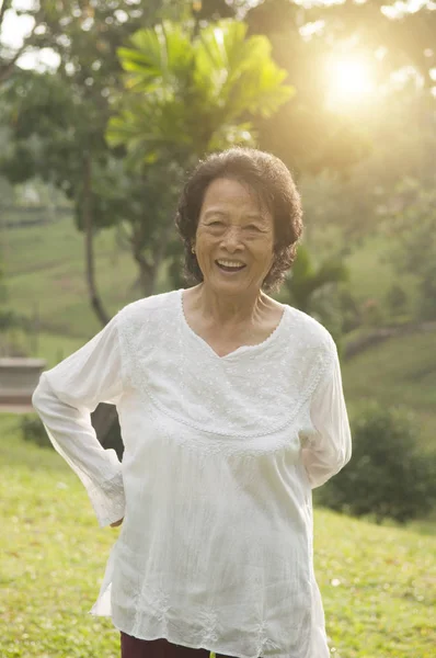 Азіатських людей похилого віку жінки вправи на відкритому повітрі — стокове фото