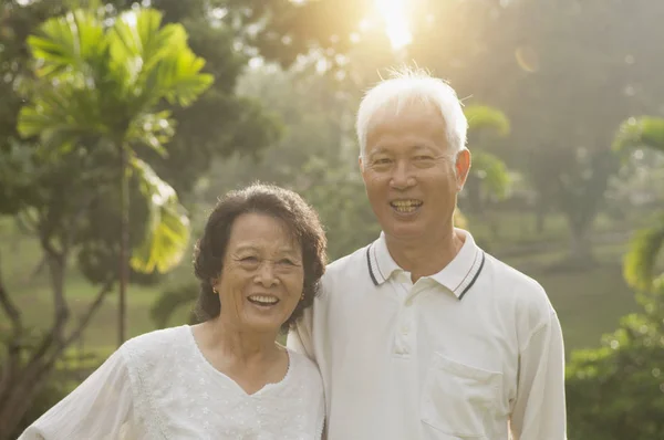 Asiatique seniors couple à l'extérieur — Photo