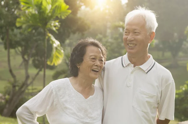 Пара азиатских пенсионеров в открытом парке — стоковое фото