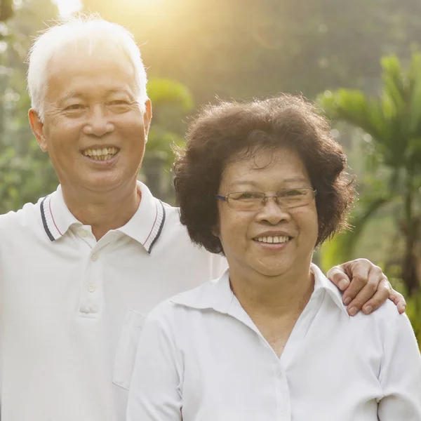 Liefdevolle Aziatische senioren paar buitenshuis — Stockfoto