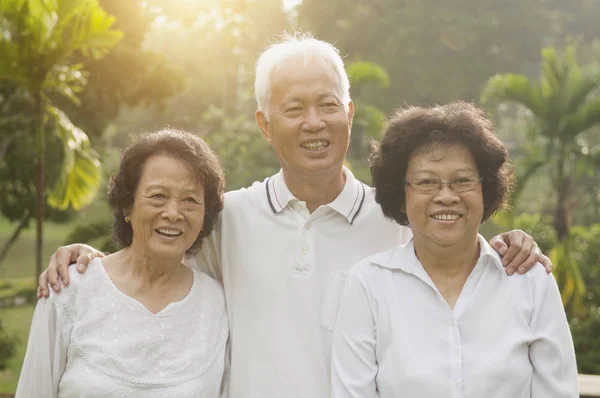 Asiático seniors grupo en al aire libre parque — Foto de Stock