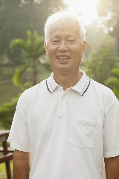 Asiatiska Seniorer man på Utomhus park — Stockfoto