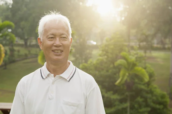 야외 공원에서 웃 고 아시아 노인 남자 — 스톡 사진