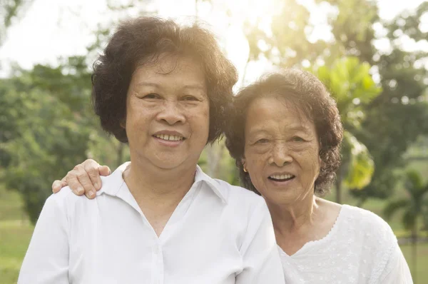 Azjatycka seniorzy rodziny odkryty park — Zdjęcie stockowe
