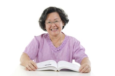 Bilge kıdemli yetişkin kadın kitap okuma