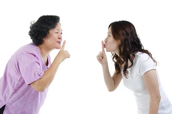 Mor och dotter finger på läppar — Stockfoto