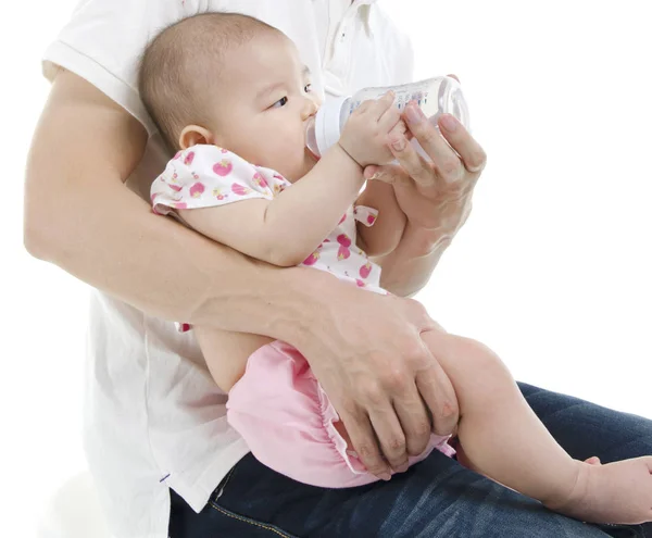 赤ちゃんにパパ哺乳瓶 — ストック写真