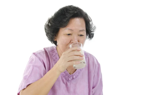 유리 우유를 마시는 고위 여자 — 스톡 사진