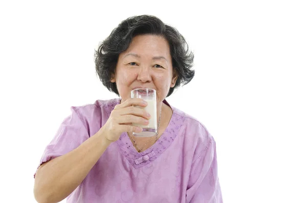 우유를 마시는 나이든 여자 — 스톡 사진